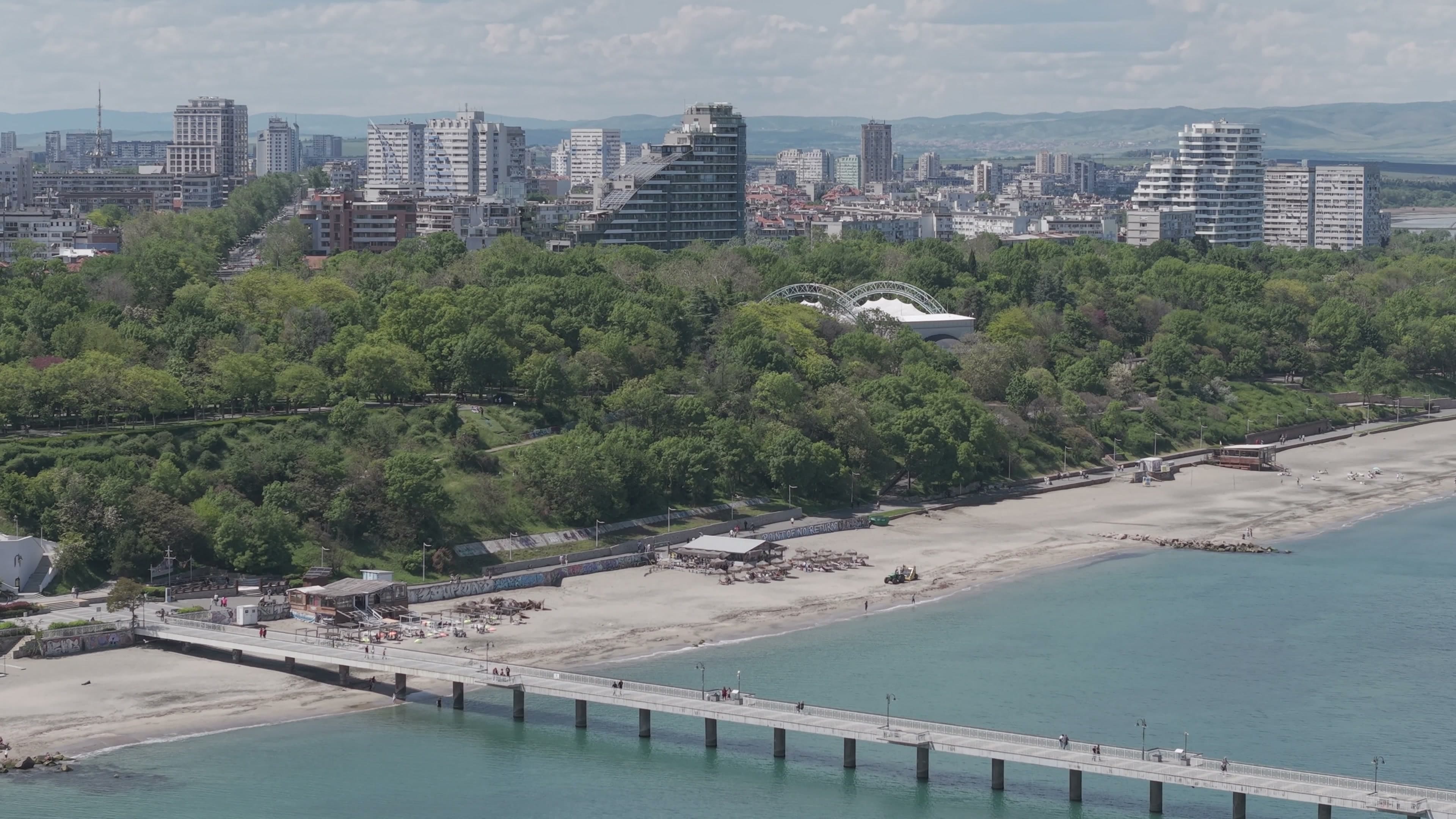 Въздушен изглед към Бургас с моста, плажа, Морската градина и центъра на града